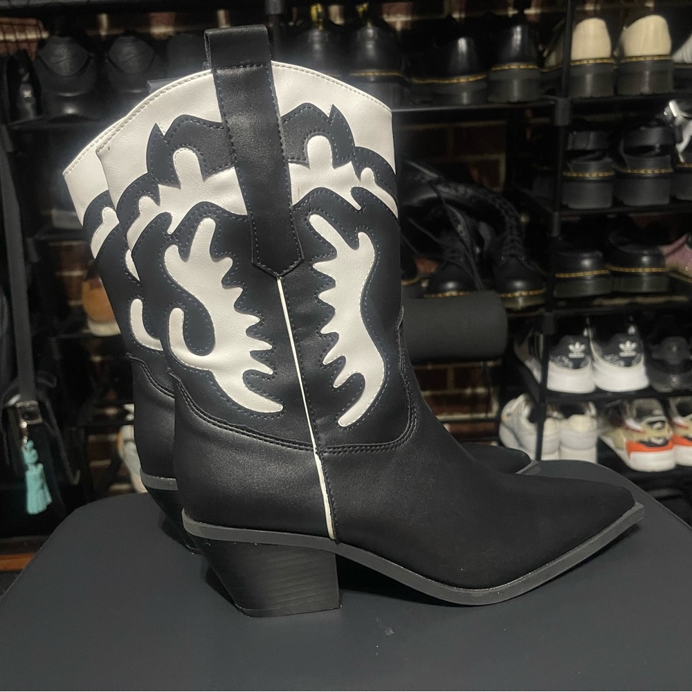 Women cowboy boots size 5.5
